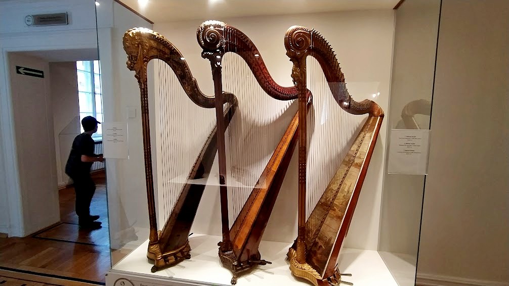 harfy w muzeum instrumantów muzycznych w Poznaniu